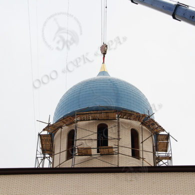 Монтаж купола и креста на Храм Похвалы Пресвятой Богородицы в Зябликове